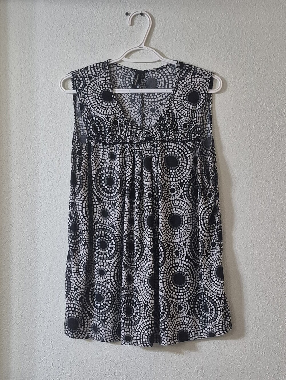 Susan Lawrence Black & White Circular Print Sleeveless Tunic